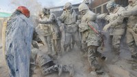 Seperti perang, para peserta festival pun memakai kostum tentara hingga helm huru-hara.
