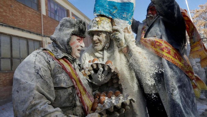 Seru! Saat Warga Spanyol Perang Telur dan Tepung Revellers take part in the traditional