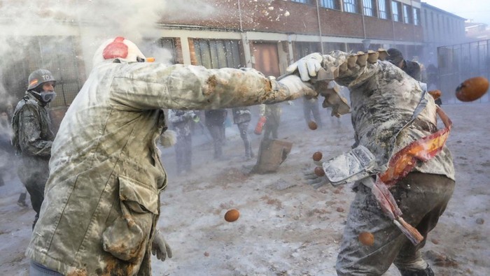Seru! Saat Warga Spanyol Perang Telur dan Tepung Revellers take part in the traditional