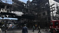 Sukarelawan dari kelompok penyelamat Thailand, Ruamkatanyu Foundation, menyebut kobaran api awalnya melanda lantai pertama sebelum merembet dengan cepat di sepanjang karpet. Kebakaran lantas menyebar luas di gedung bertingkat tersebut. Lillian Suwanrumpha/AFP/Getty Images