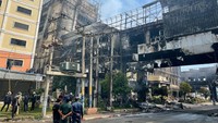 Kebakaran terjadi sekitar pukul 23.30 malam waktu setempat ketika 400 karyawan sedang bekerja di Grand Diamond City. STR/AFP/Getty Images  