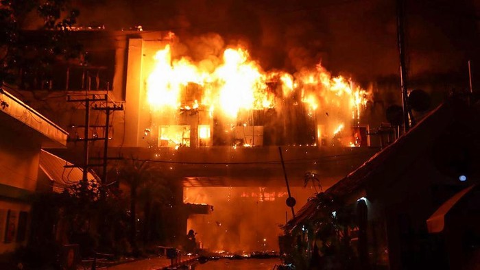 A major fire burns through the Grand Diamond City hotel-casino in Poipet on December 29, 2022. - As many as 10 people have died in a fire at a Cambodian hotel-casino on the border of Thailand, with photos showing groups desperately huddled on ledges as fierce flames surround them. (Photo by AFP) (Photo by STR/AFP via Getty Images)