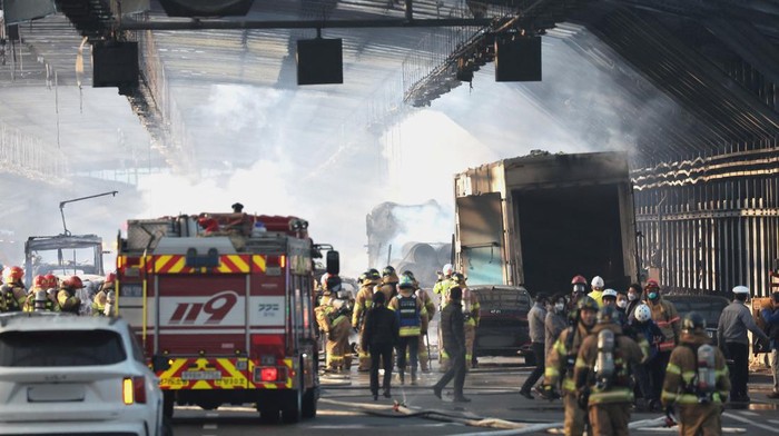 SOUTHKOREA-FIRE/ A burnt truck is seen inside a tunnel that was burnt down in Gwacheon, South Korea, December 29, 2022. Yonhap via REUTERS ATTENTION EDITORS - THIS IMAGE HAS BEEN SUPPLIED BY A THIRD PARTY. SOUTH KOREA OUT. NO RESALES. NO ARCHIVE.