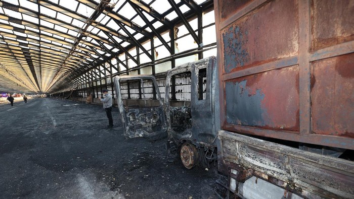 SOUTHKOREA-FIRE/ A burnt truck is seen inside a tunnel that was burnt down in Gwacheon, South Korea, December 29, 2022. Yonhap via REUTERS ATTENTION EDITORS - THIS IMAGE HAS BEEN SUPPLIED BY A THIRD PARTY. SOUTH KOREA OUT. NO RESALES. NO ARCHIVE.