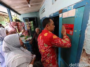 Walkot Eri Pasang Stiker di Rumah Warga Miskin yang Berhak Dapat Bansos