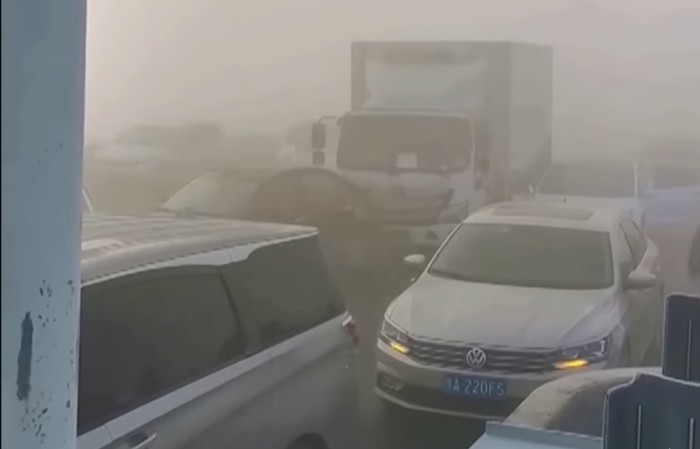 Tabrakan beruntun di China. Tabrakan beruntun di China.