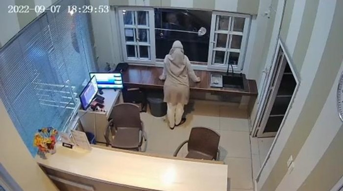 Tangkapan layar video viral Maya sedang check in di hotel