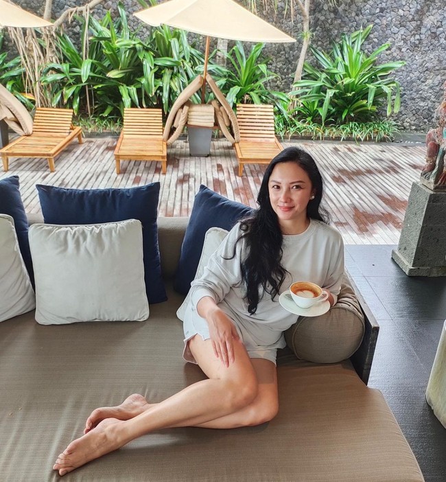 Memiliki rambut yang panjang dan wajah cantik awet muda, unggahan Tata selalu banjir pujian netizen. Seperti dalam fotonya yang satu ini. Beberapa bahkan sampai menyebutnya seperti diformalin. mb tata cantiknya di formalin ya awet bgt dr dl, komentar salah seorang netizen. Foto: Instagram/@tatacahyani