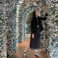 Ditambah dengan gayanya yang stylish, kamu mungkin tak akan percaya jika Tata Cahyani saat ini sudah berusia 47 tahun. Foto: Instagram/@tatacahyani