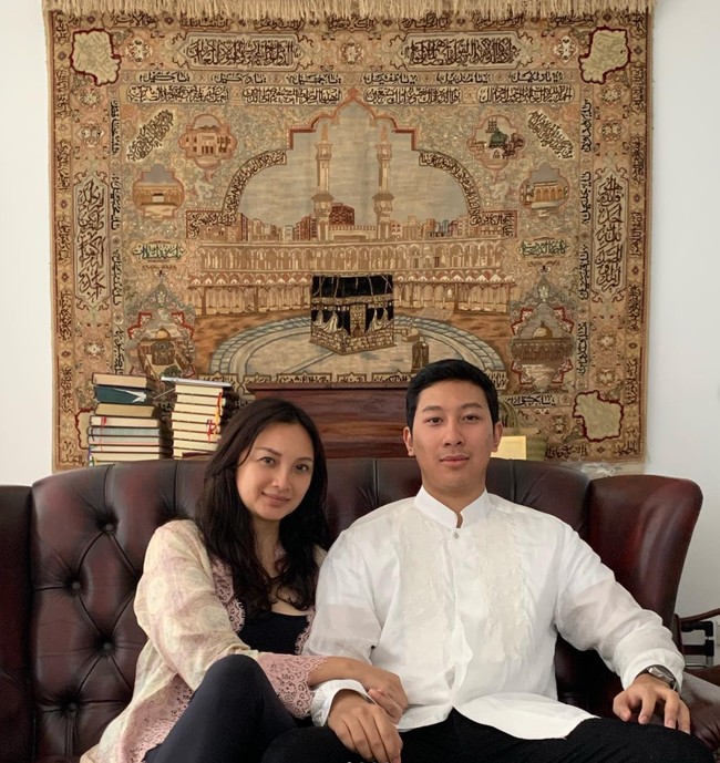 Potretnya saat berpose bersama anak sulungnya, Dharma pun jadi terlihat seperti kakak beradik. Seperti teman yang usianya tak berbeda jauh bukan? Foto: Instagram/@tatacahyani