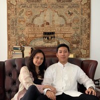 Potretnya saat berpose bersama anak sulungnya, Dharma pun jadi terlihat seperti kakak beradik. Seperti teman yang usianya tak berbeda jauh bukan? Foto: Instagram/@tatacahyani