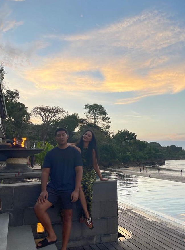 Begini potret keduanya saat liburan bersama. Dharma sendiri saat ini sudah berusia 24 tahun. Foto: Instagram/@tatacahyani