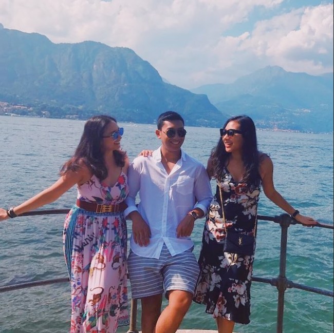 Tata Cahyani tampak berpose bersama kedua anaknya, Dharma Mangkuluhur dan Gayanti Hutami. Berpose bertiga, ketiganya terlihat kompak bak bestie. Foto: Instagram/@tatacahyani