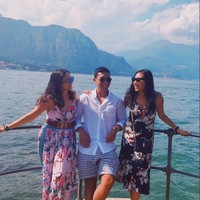 Tata Cahyani tampak berpose bersama kedua anaknya, Dharma Mangkuluhur dan Gayanti Hutami. Berpose bertiga, ketiganya terlihat kompak bak bestie. Foto: Instagram/@tatacahyani