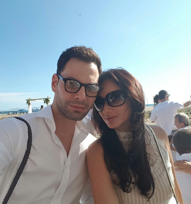 Setelah bercerai dari Tommy Soeharto, saat ini Tata diketahui tengah menjalin kasih dengan seorang bule yang disebut-sebut sebagai aktor Hollywood. Foto-foto kebersamaan keduanya banyak dibagikan Tata ke akun Instagram pribadinya. Foto: Instagram/@tatacahyani