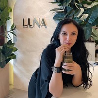 Meski sudah berusia 47 tahun namun penampilan Tata Cahyani masih terlihat begitu awet muda dan cantik. Kulitnya pun masih tampak kencang. Melalui akun Instagram pribadinya Tata kerap membagikan foto-fotonya. Foto: Instagram/@tatacahyani