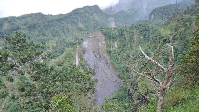 Tebing longsor di hulu Kali Woro Klaten.