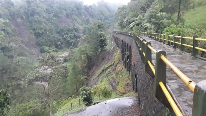 Tebing longsor di kawasan wisata Jembatan Plunyon, Kali Kuning, Cangkringan, Sleman, Kamis (29/12/2022).