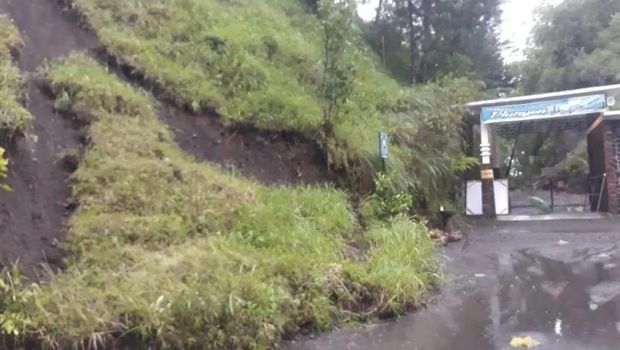 Tebing longsor di kawasan wisata Jembatan Plunyon, Kali Kuning, Cangkringan, Sleman, Kamis (29/12/2022).