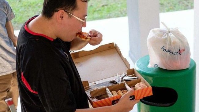 Tidak Malu, Orang-orang Ini Hidup dari Makanan yang Diambil dari Tempat Sampah