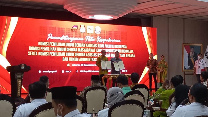 KPU meneken nota kesepahaman atau memorandum of understanding (MoU) dengan sejumlah asosiasi ilmuwan terkait Pemilu 2024. MoU KPU dengan tiga asosiasi ilmuwan ditujukan untuk meningkatkan kualitas pemilu Indonesia.