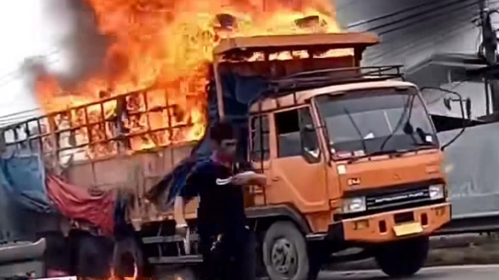 Truk muatan bahan kasur terbakar di Pantura Sayung, Demak, Kamis (29/12/2022).
