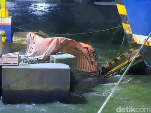 Mogok saat Naik ke Kapal, Truk Semen Nyebur ke Laut di Pelabuhan Merak