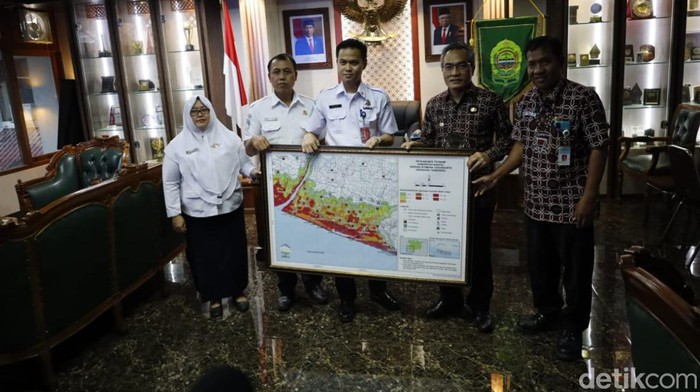 Badan Metereologi Klimatologi dan Geofisika (BMKG) memberikan peta bahaya tsunami di Kabupaten Bantul kepada Bupati Bantul Abdul Halim Muslih. Kamis (29/12/2022).