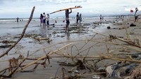 Menjelang pergantian tahun baru 2023, sampah kiriman mulai berserakan di kawasan objek wisata tersebut akibat dampak cuaca ekstrem yang terjadi sejak Jumat (23/12).