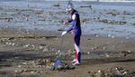 Saat Ultraman dari Jepang Ikut Bersih-bersih Pantai Kuta Bali