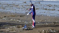Aksi Suzuki Hiromasa menjadi sorotan saat berinisiatif membantu membersihkan sampah di Pantai Kuta.  