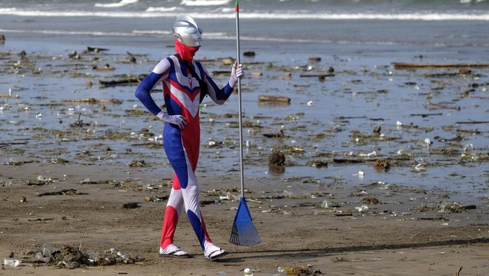 'Ultraman' dari Jepang Ikut Bersih-bersih di Pantai Kuta Bali Warga negara Jepang Suzuki Hiromasa mengenakan kostum Ultraman saat membersihkan sampah di Pantai Kuta, Badung, Bali, Kamis (29/12/2022). Menjelang pergantian tahun baru 2023, sampah kiriman mulai berserakan di kawasan objek wisata tersebut akibat dampak cuaca ekstrem yang terjadi sejak Jumat (23/12). ANTARA FOTO/Nyoman Hendra Wibowo/rwa.