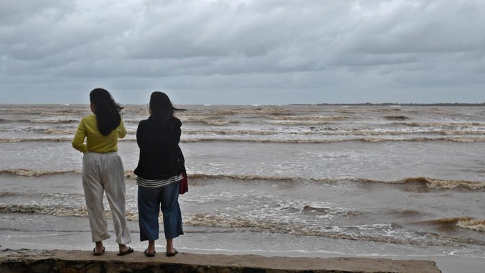 Waspada, Pantai Salor Jepara Dilanda Gelombang Tinggi Laut Sejumlah warga membersihkan sampah-sampah yang terbawa gelombang laut ke daratan di Pantai Salor, Mlonggo, Kabupaten Jepara, Jawa Tengah, Kamis (29/12/2022). Badan Meteorologi Klimatologi dan Geofisika (BMKG) mengimbau masyarakat yang tinggal dan beraktivitas di Pesisir Utara Pulau Jawa untuk mewaspadai gelombang tinggi laut berkisar 1,25 hingga 2,5 meter pada Kamis (29/12) hingga Jumat (30/12).