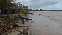 Badan Meteorologi Klimatologi dan Geofisika (BMKG) mengimbau masyarakat yang tinggal dan beraktivitas di Pesisir Utara Pulau Jawa untuk mewaspadai gelombang tinggi laut berkisar 1,25 hingga 2,5 meter pada Kamis (29/12) hingga Jumat (30/12).