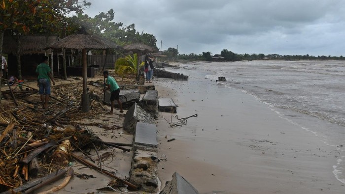 Waspada, Pantai Salor Jepara Dilanda Gelombang Tinggi Laut Sejumlah warga membersihkan sampah-sampah yang terbawa gelombang laut ke daratan di Pantai Salor, Mlonggo, Kabupaten Jepara, Jawa Tengah, Kamis (29/12/2022). Badan Meteorologi Klimatologi dan Geofisika (BMKG) mengimbau masyarakat yang tinggal dan beraktivitas di Pesisir Utara Pulau Jawa untuk mewaspadai gelombang tinggi laut berkisar 1,25 hingga 2,5 meter pada Kamis (29/12) hingga Jumat (30/12).
