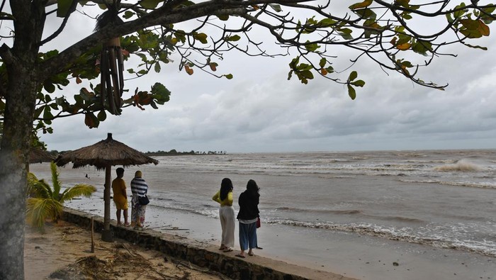 Waspada, Pantai Salor Jepara Dilanda Gelombang Tinggi Laut Sejumlah warga membersihkan sampah-sampah yang terbawa gelombang laut ke daratan di Pantai Salor, Mlonggo, Kabupaten Jepara, Jawa Tengah, Kamis (29/12/2022). Badan Meteorologi Klimatologi dan Geofisika (BMKG) mengimbau masyarakat yang tinggal dan beraktivitas di Pesisir Utara Pulau Jawa untuk mewaspadai gelombang tinggi laut berkisar 1,25 hingga 2,5 meter pada Kamis (29/12) hingga Jumat (30/12).
