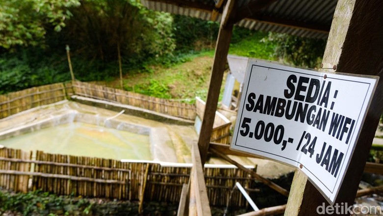 Wisata Kelewat Mahal Gunung Pancar Wisatawan membayar tiket masuk pemandian air panas Gunung Pancar, Bogor. Tarif normal dikenakan Rp 10 ribu (dewasa) dan Rp 5 ribu (anak).