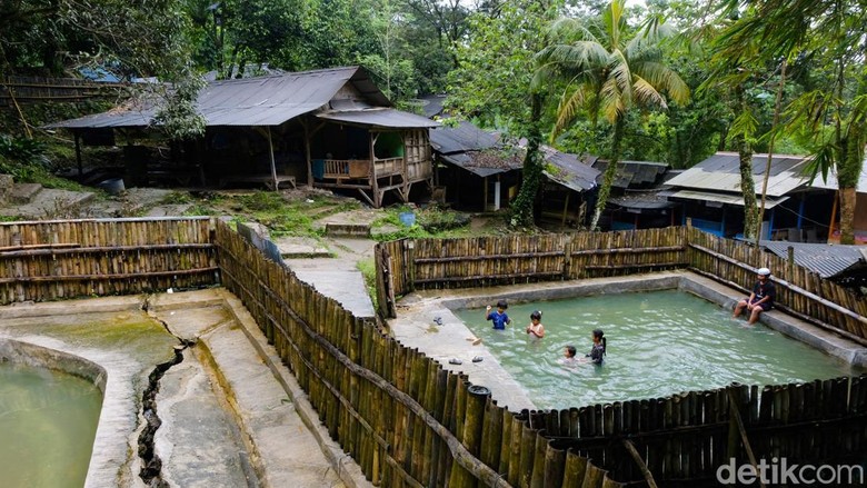 Wisata Kelewat Mahal Gunung Pancar Wisatawan membayar tiket masuk pemandian air panas Gunung Pancar, Bogor. Tarif normal dikenakan Rp 10 ribu (dewasa) dan Rp 5 ribu (anak).