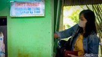 Untuk berendam di kolam umum, kami harus membayar lagi Rp 10 ribu per orang. Ada pula kolam privat yang harganya Rp 100 ribu per kelompok per jam.
