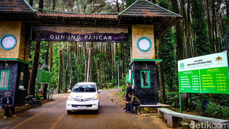 Ini wujud kolam air panas private di Gunung Pancar, Bogor.