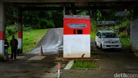 Sesampainya di lokasi pemandian air panas, kami disambut penjaga gerbang yang menjelaskan harga tiket masuk. Rupanya, masuk melewati gerbang itu kami harus membayar Rp 20 ribu per orang. Ini belum termasuk tiket masuk ke kolam air panas yang dijanjikan tempat wisata tersebut.