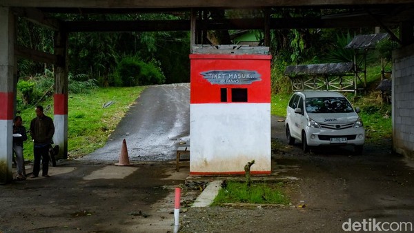 Sesampainya di lokasi pemandian air panas, kami disambut penjaga gerbang yang menjelaskan harga tiket masuk. Rupanya, masuk melewati gerbang itu kami harus membayar Rp 20 ribu per orang. Ini belum termasuk tiket masuk ke kolam air panas yang dijanjikan tempat wisata tersebut. Sesampainya di lokasi pemandian air panas, kami disambut penjaga gerbang yang menjelaskan harga tiket masuk. Rupanya, masuk melewati gerbang itu kami harus membayar Rp 20 ribu per orang. Ini belum termasuk tiket masuk ke kolam air panas yang dijanjikan tempat wisata tersebut.