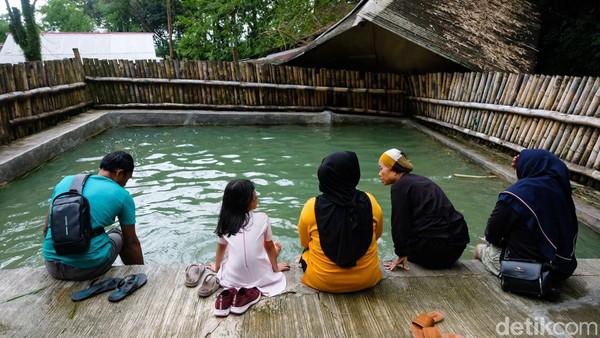 Kami pun memutuskan untuk masuk ke kolam air panas umum. Benar saja, dari area parkir kami berjalan turun dan kembali menemukan loket penjualan tiket. Setelah membayar tiket, kami kembali berjalan menuruni anak tangga dan menemukan 2 kolam air panas, satu khusus pria sedangkan satunya khusus wanita. Di sebelah kolam air panas pria itu terdapat kolam air panas pribadi juga. Bila ingin menikmatinya, pengunjung harus membayar Rp 30 ribu.