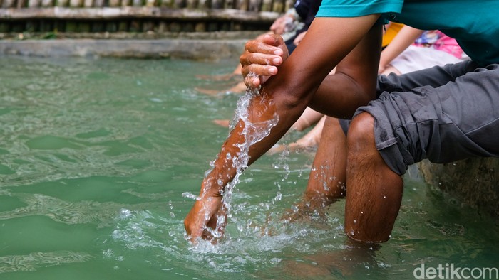 Ini wujud kolam air panas private di Gunung Pancar, Bogor.