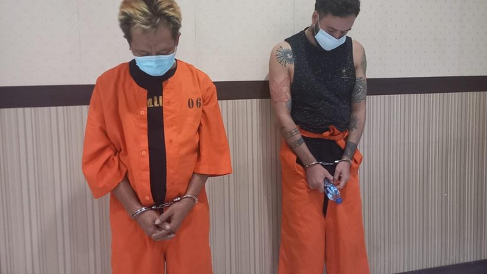 Dua tersangka narkoba salah satunya WN Amerika Serikat (kanan) ditangkap aparat Polres Buleleng.