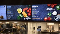 Seperti ini pilihan menu pasta dan pizza yang mereka tawarkan. Pilihannya ada bermacam-macam dan bisa langsung dipesan di kasir. Foto: onlyinyourstate.com