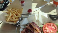 Tenang saja, mereka tetap menyediakan menu McDonald’s klasik seperti burger dan kentang goreng. Bahkan burgernya bisa dipilih sendiri topping dan sausnya. Foto: onlyinyourstate.com