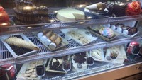 Habis makan yang asin paling enak makan yang manis-manis. Di gerai McD ini kamu juga akan menemukan banyak pilihan dessert mulai dari cake hingga cookies. Foto: onlyinyourstate.com