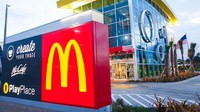 Gerai McDonald’s terbesar di dunia ada di Orlando, Florida, Amerika Serikat. Gerai ini juga dijuluki sebagai McDonald’s hiburan terbesar karena menampilkan banyak atraksi menarik. Foto: onlyinyourstate.com