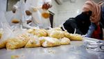 Foto Warga Yaman Berebut Makanan, Perang Bikin Mereka Kelaparan